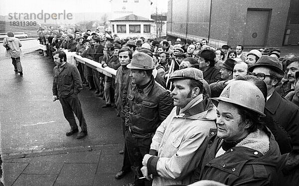 Gegen eine drohende Stilllegung ihres Werkes Stuebbe- Demag wehrte sich die Belegschaft mit der Besetzung ihres Mannesmann-Betriebes  hier am 4.03.1975  in Kalldorf  Deutschland  Europa