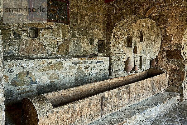 Weinkeller aus dem 9. Jahrhundert  Traubenpressbecken  Klosterkomplex von Nekresi  Kachetien  Georgien  Asien