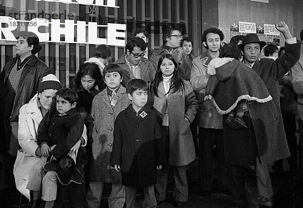 Mit einer Solidaritaetsveranstaltung und Demonstration der Universitaet Koeln am 25.1.1974 wehrten sich Studenten  Linke und Fluechtlinge aus Chile gegen den Militaerputsch vom Sept.1973 in Chile gegen den gewaehlten Praesidenten Salvador Allende  Deutschland  Europa