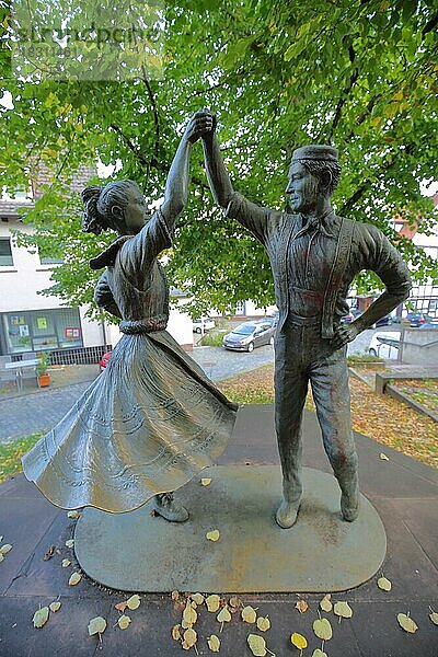 Skulptur und Denkmal zum Trachtenfest  Figuren  Tanzpaar  Tracht  historisch  Schlitz  Vogelsberg  Hessen  Deutschland  Europa