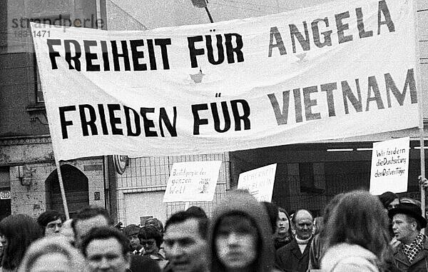 Die Frühjahrskampagne 1972 der Friedensbewegung wandte sich vor allem mit der Forderung nach Ratifizierung der Ostvertraege am 1. 4. 1972 an die Oeffentlichkeit. Gelsenkirchen  Deutschland  Europa