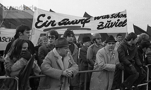 Die rechtsradikale Aktion Widerstand der NPD war eine bundesweite Antwort auf die Politik Willy Brandt auf Verstaendigung mit dem Osten im Jahre 1970. Diese erzeugten eine teils wuetende Reaktion linker Parteien und Gruppen bei den Au Auftritten von Alt-und Neonazis  DEU  Deutschland  Bonn  Hamburg  Essen  Europa