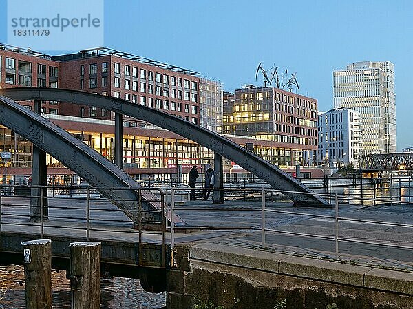 Die Busanbrücke in der Hamburger Hafencity und im Hintergrund die Elbtorpromenade  Hafencity  Hamburg  Deutschland  Europa