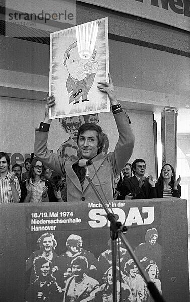 Der IV. Bundeskongress der DKP-nahen Sozialistischen Deutschen Arbeiterjugend (SDAJ) am 19.5.1974 in der Niedersachsenhalle in Hannover.Wolfgang Gehrcke (heute Linke)  Deutschland  Europa