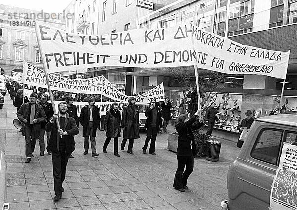 Griechen und Deutsche demonstrierten am 10. 3. 1973 in Bonn gegen die griechische Militaerjunta und fuer Freiheit in Griechenland  Deutschland  Europa