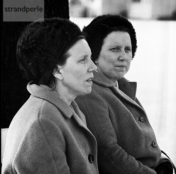 Diese beiden Damen  Elisabeth (61) r. und Wilhelmine (52) Rebbert  hier im Jahre 1966 im Dortmunder Westfalenpark fotografiert wurden als betruegerischen Schwestern entlarvt und verurteilt. Auf dem Bild sind zwei eines Quartettes  Deutschland  Europa