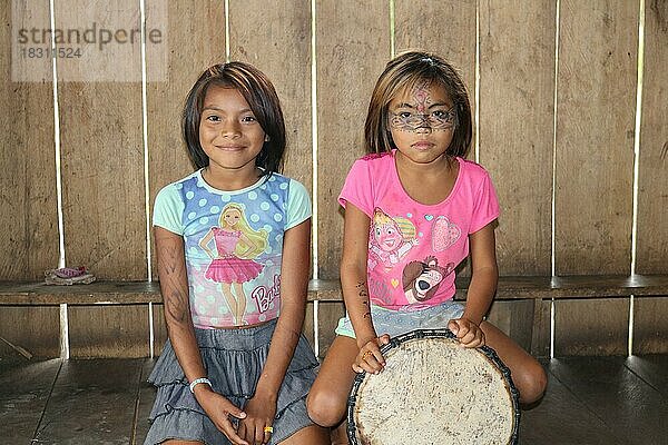 Indigenes Volk  zwei kleine Mädchen der Ureinwohner Huni Kuin mit Trommel  Acre  Brasilien  Südamerika