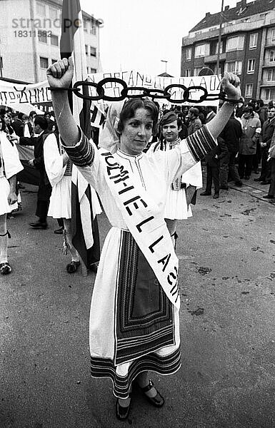 Eine Demonstration mit Folkloreelementen in Düsseldorf am 25. 5. 1971 gegen die Herrschaft einer Militaerjunta und fuer Demokratie in ihrem Lande von griechischen Gastarbeitern und Deutschen  Deutschland  Europa