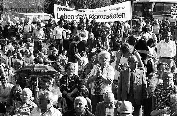 Blumen fuer Stukenbrock ist die jaehrliche Veranstaltung zur Erinnerung an die Ermordung von Naziopfern. September 1981  Deutschland  Europa