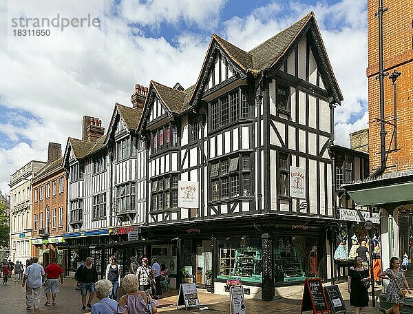 Geschäfte und Einkäufer  Fachwerkgebäude im Tudorstil im Stadtzentrum  Buttermarket  Ipswich  Suffolk  England  UK