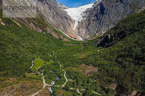 Drohnensicht des Tals und Gletscher des Briksdalsbreen  Norwegen  Europa