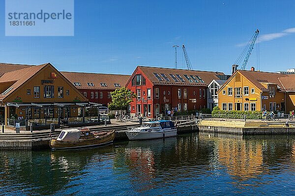 Waterfront im Hafen von Kristiansand  Norwegen  Europa