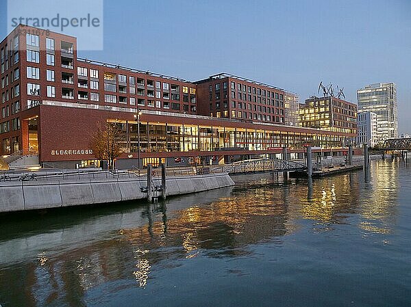 Magdeburger Hafen und Elbarkaden der Hamburger Hafencity am Abend. Hafencity  Hamburg  Deutschland  Europa