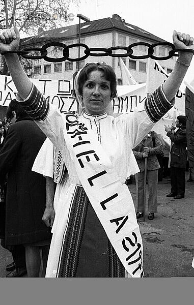 Eine Demonstration mit Folkloreelementen in Düsseldorf am 25. 5. 1971 gegen die Herrschaft einer Militaerjunta und fuer Demokratie in ihrem Lande von griechischen Gastarbeitern und Deutschen  Deutschland  Europa