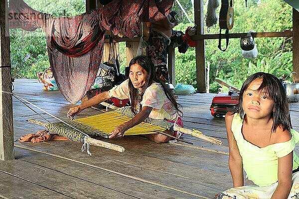 Indigenes Volk  Frau und Kind bei der Herstellung traditioneller Handwerkskunst in ihrem Dorf im Amazonas-Regenwald  Acre  Brasilien  Südamerika