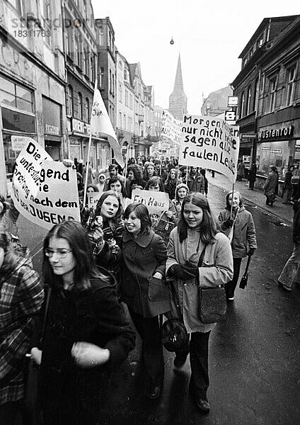 Kinder  Jugendliche und Jugendorganisationen demonstrierten gemeinsam am 4. 12. 1973 fuer die Einrichtung eines Hauses der Jugend in Bottrop  Deutschland  Europa