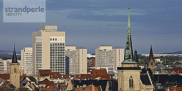 Stadtansicht vom Petersberg mit Allerheiligenkirche  alter Architektur der Altstadt und Neubauten  Erfurt  Thüringen  Deutschland  Europa