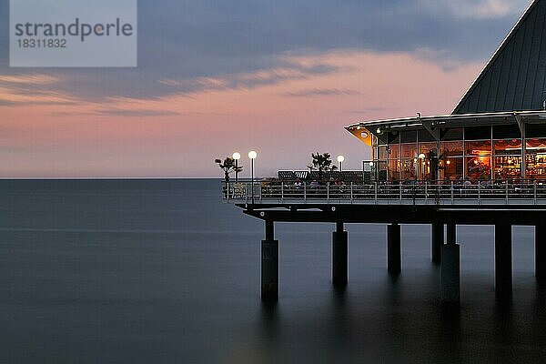 Beleuchtete Restaurantterrasse mit Touristen  Seebrücke Heringsdorf in der Abenddämmerung  Langzeitbelichtung  Ostseebad Heringsdorf  Usedom  Mecklenburg-Vorpommern  Deutschland  Europa