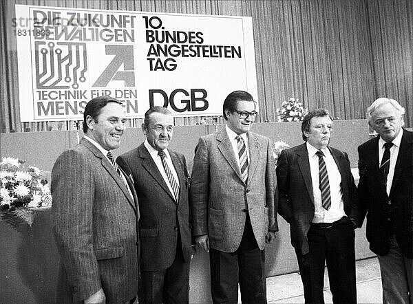 10. Kongress der Angestellten im DGB im Oktober 1981.Hermann Heinemann  Friedhelm Farthmann  Hans Koschnik  N.N.  N. N. von rechts  Deutschland  Europa