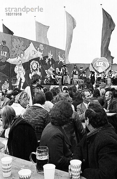 Mit Musik  Folklore  Diskussion  Politik  Essen  Akrobatik  Kunst und Unterhaltung beging die DKP-Zeitung Unsere Zeit (UZ) ihr traditionelles Fest in den Düsseldorfer Rheinwiesen am 21.+22.9.1974 und zog relativ viele Besucher an  Deutschland  Europa
