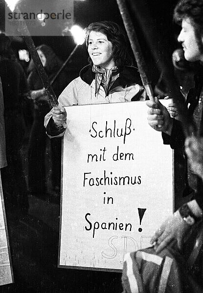 Die Verfolgung spanischer Demokraten durch die Francodiktatur veranlasste Arbeiter und Jugendliche in Gelsenkirchen am 2.10.1975 zu Protesten und einem 2 Minuten-Streik gegen das Franco-Regimes in Gelsenkirchen  Deutschland  Europa