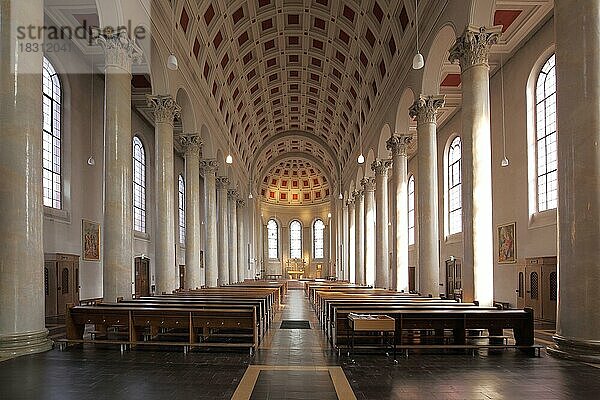 Innenansicht der klassizistischen Kirche St. Georg in Bensheim  Hessen  Deutschland  Europa