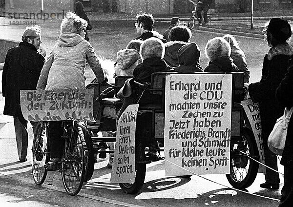 Aufsehen erregte eine Demonstration mit einem Autokorso der DKP am 24. 11. 1973 in Essen gegen die Fahrverbote an den autolosen Sonntagen  Die Fahrzeuge wurden jedoch von Menschen und Pferden gezogen und geschoben  Deutschland  Europa