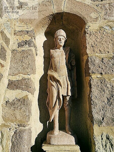 Steinfigur an der Fassade  St. Kathrein in der Scharte  auch St. Katharina in der Scharte  Kirche in Hafling aus dem 13. Jahrhundert  der heiligen Katharina von Alexandrien geweiht  Provinz Bozen  Südtirol  Italien  Europa