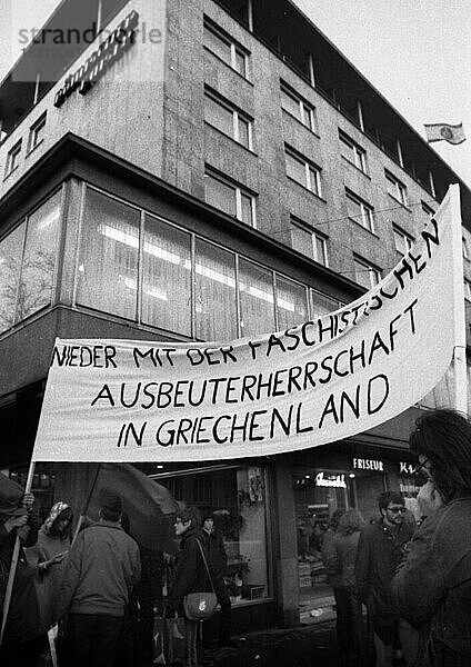 Protestaktion Jugendlicher Dortmunder am 25. 3. 1971 in Dortmund gegen die griechische Militaerjunta  Deutschland  Europa
