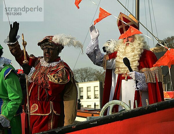 Der Einzug des Sinterklaas loeste bei vielen Kindern in den Niederlanden Furcht aber auch Freude aus  nicht so bei einigen Buergern  die in seinem Knecht  Zwarte Piet  Rassismus erkennen  NLD  Niederlande  Europa