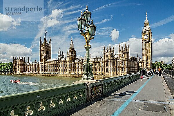 Westminster Bridge mit Parlamentsgebäude am Themseufer und Uhrturm Big Ben  London  City of London  England  United Kingdom  Großbritannien  Europa