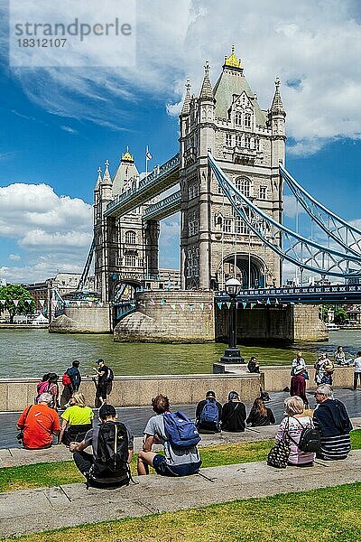 Touristen am Themseufer mit der Tower Bridge  London  City of London  England  United Kingdom  Großbritannien  Europa