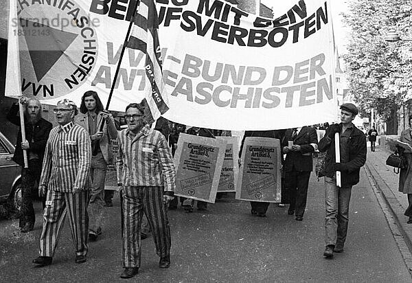 Naziopfer  teils in KZ-Uniformen  demonstrierten gegen die vom Radikalenerlass verursachten Berufsverbote am 23.10.1975 in Bonn. Dazu aufgerufen hatte die Vereinigung Verfolgter des NS-Regimes (VVN)  Deutschland  Europa