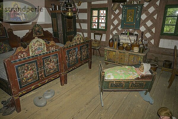 Schlafzimmer im Museumsdorf mit Egerländer Fachwerkhäuser  Doubrava  Karlovarský kraj  Tschechien  Europa