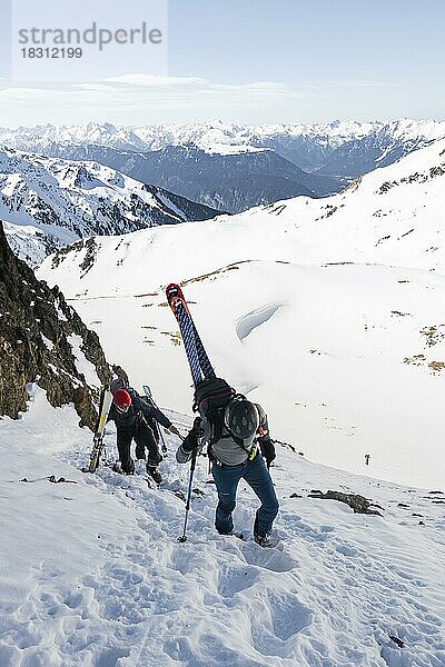 Skitourengeher am Aufstieg in einer Scharte  Berge im Winter  Kühtai  Tirol  Österreich  Europa