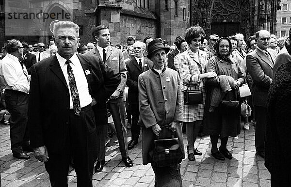 Jaehrlich begeht die Sudetendeutsche Landsmannschaft  hier am 27. 5. 1969 in Nuernberg  traditionell der Sudetendeutschen Tag  Deutschland  Europa