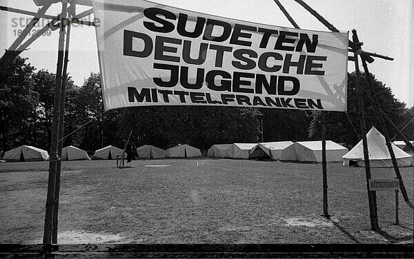 Jaehrlich begeht die Sudetendeutsche Landsmannschaft  hier am 27. 5. 1969 in Nuernberg  traditionell der Sudetendeutschen Tag  Deutschland  Europa