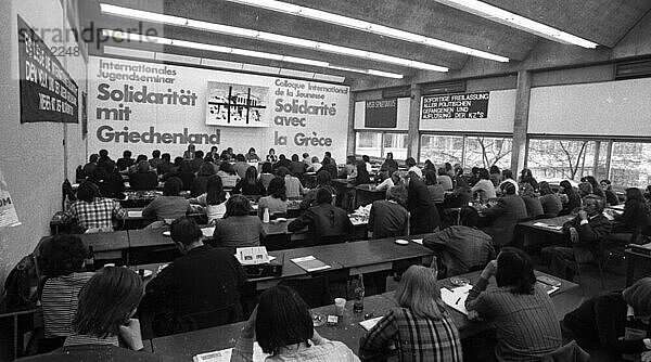 Ein internationales Jugendseminar und im Anschluss eine Demonstration von Deutschen und Griechen am 27.4.1974 in Düsseldorf manifestierte Solidaritaet mit dem Kampf der Griechen gegen die Herrschaft der Militaerjunta  Deutschland  Europa