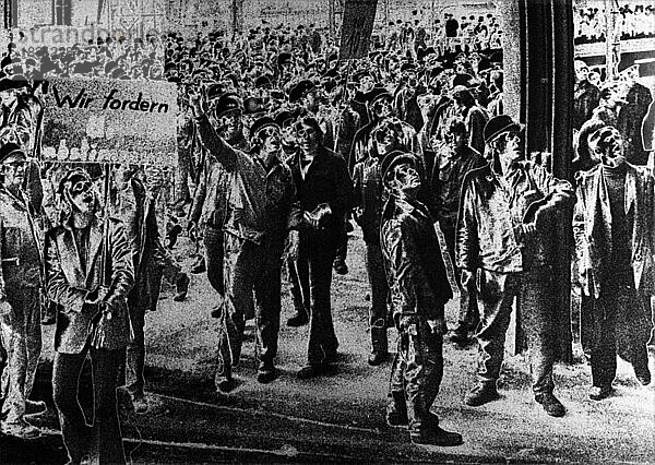 Bilder aus dem Ruhrgebiet. Die Verfremdung ist Absicht. Hergestellt am 8.10.1974 in Dortmund. Demonstrierende Stahlwerker  Deutschland  Europa