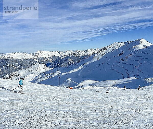 Wedelhüttenabfahrt im Skigebiet Hochzillertal  Tirol  Österreich  Europa