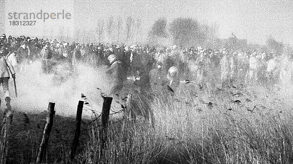 Ca. 100.000 Demonstranten  friedlich und gewalttaetig  kamen nach Brokdorf im Kreis Steinburg um gegen ein Atomkraftwerk zu demonstrieren  das von einem großem Polizeiaufgebot geschuetzt wurde 28.02.1981  Deutschland  Europa