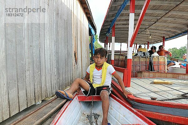 Indigenes Volk  Junge des Urvolkes Huni Kuin sitzt auf einem Boot auf dem Fluss Jordão  Acre  Brasilien  Südamerika