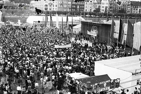 Politik  Diskussion  Folklore  Tanz  Gesang und Spiel sind die Zutaten des UZ-Festes der DKP in den Rheinwiesen am 19.9.1975 mit dem Stargast Walentina Tereschkowa (UdSSR-Kosmonautin) in Düsseldorf  Deutschland  Europa