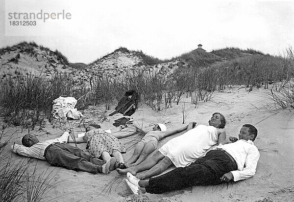 Badegruppe am Strand  witzig  lachen  Sommerferien  Ferien  Lebensfreude  etwa 1930er Jahre  Nordsee  Insel Sylt  Deutschland  Europa