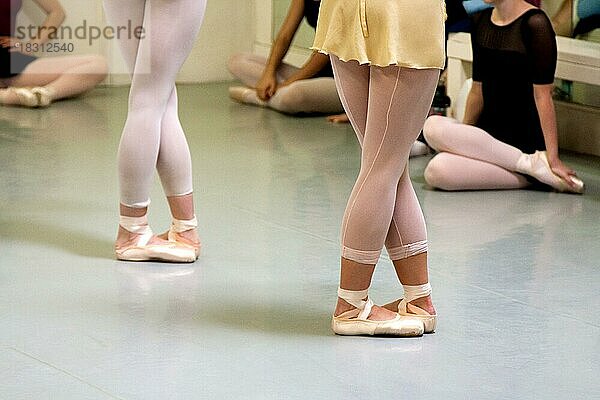 Zwei Balletttänzerinnen in fünfter Position während einer Probe
