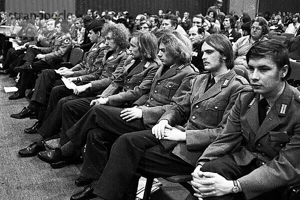 Der 2. Parteitag der Deutschen Kommunistischen Partei (DKP) fand vom 25. 11. 1971 bis 28. 1971 in Düsseldorf statt. Soldaten der Bundeswehr  Deutschland  Europa