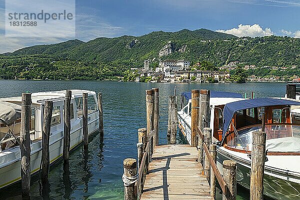 Blick vom Bootsanleger in Orta San Giulio zur Insel San Giulio  Ortasee  Lago d'Orta  Piemont  Italien  Lago d'Orta  Piemont  Italien  Europa