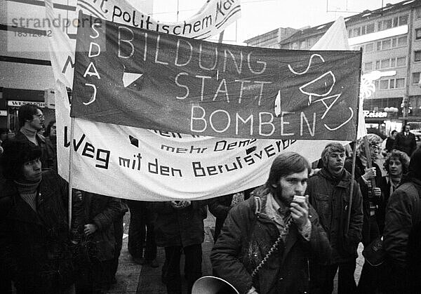 Mehrere tausend Schueler und Lehrer von Schulen in Nordrhein-Westfalen demonstrierten fuer mehr Meinungsfreiheit und freie politische Betaetigung der Schuelervertretungen am 18.12.1976 in Essen  Deutschland  Europa