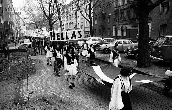 Eine Demonstration mit Folkloreelementen in Düsseldorf am 25. 5. 1971 gegen die Herrschaft einer Militaerjunta und fuer Demokratie in ihrem Lande von griechischen Gastarbeitern und Deutschen  Deutschland  Europa