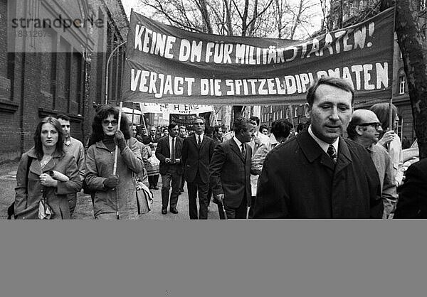 Eine Demonstration mit Folkloreelementen in Düsseldorf am 25. 5. 1971 gegen die Herrschaft einer Militaerjunta und fuer Demokratie in ihrem Lande von griechischen Gastarbeitern und Deutschen  Deutschland  Europa